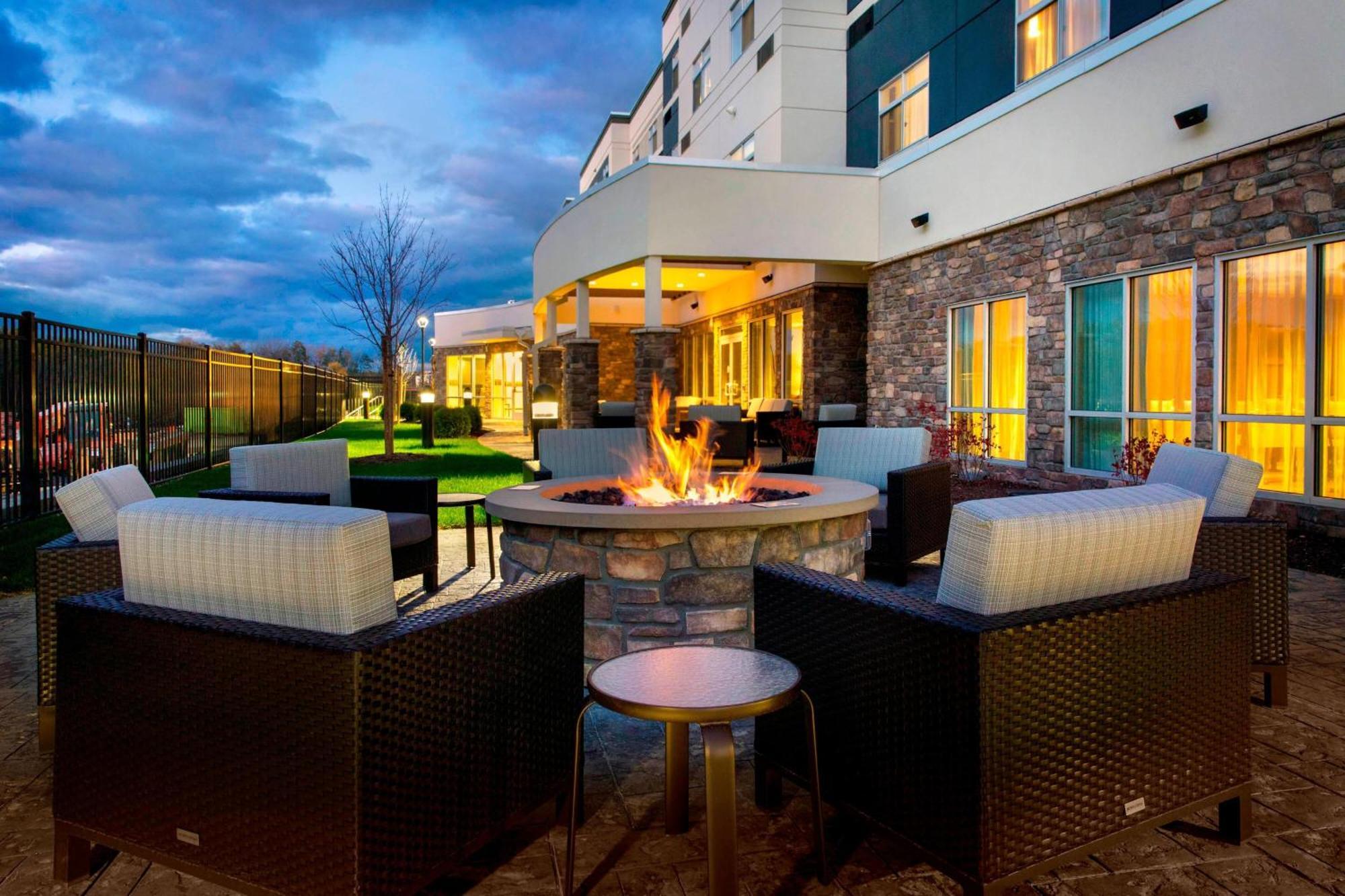 Courtyard By Marriott Schenectady At Mohawk Harbor Hotel Exterior photo